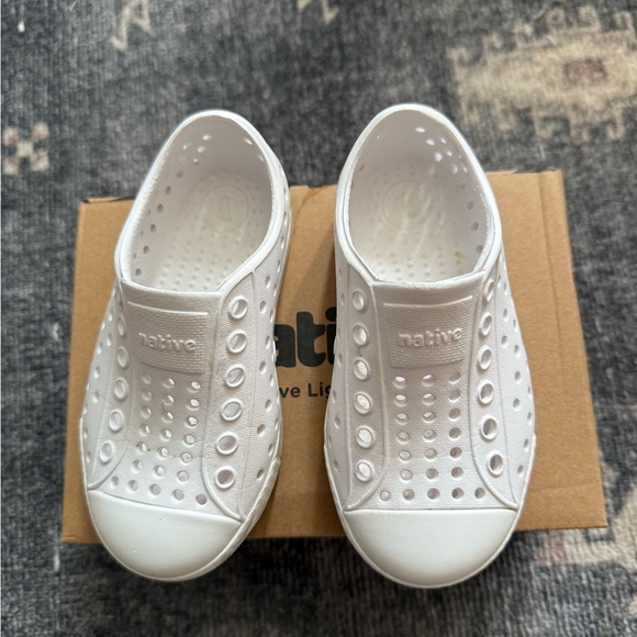 Native Jefferson Shoes - White toddler size C7 - Picture 3 of 4